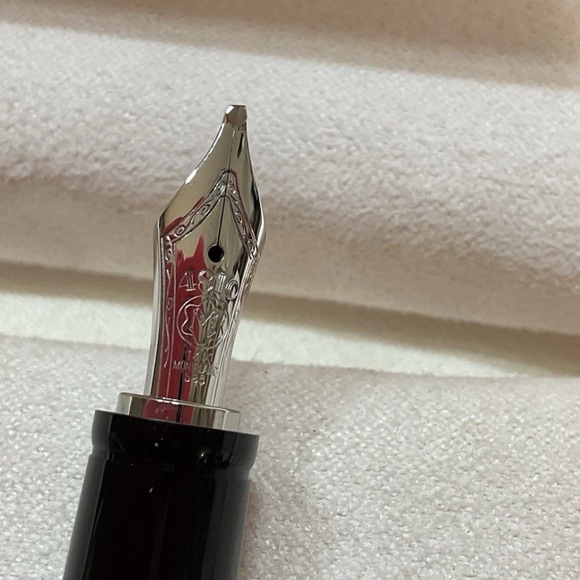 Montblanc BOHEME  14K 4810 585 Black Fountain Pen - Picture 12 of 16